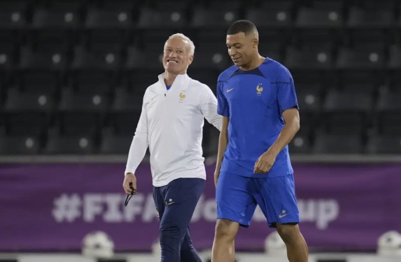 Pelatih kepala Prancis Didier Deschamps, kiri, dan Kylian Mbappe tiba untuk sesi latihan di Doha, Qatar, Jumat, 9 Desember 2022 menjelang pertandingan sepak bola perempat final Piala Dunia antara Prancis dan Inggris. (Christophe Ena)