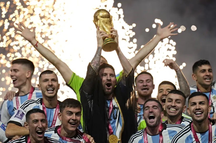 Lionel Messi dari Argentina mengangkat trofi setelah memenangkan pertandingan sepak bola final Piala Dunia antara Argentina dan Prancis di Stadion Lusail di Lusail, Qatar, Minggu, 18 Desember 2022. Argentina menang 4-2 dalam adu penalti setelah pertandingan berakhir imbang 3 -3. (Martin Meisner)