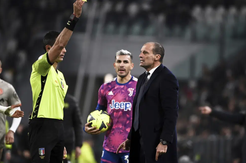 Manajer Juventus Massimiliano Allegri mendapat kartu kuning, selama pertandingan sepak bola Serie A Italia antara Juventus dan Udinese, di stadion Juventus di Turin, Italia, Sabtu 7 Januari 2023 (Marco Alpozzi)