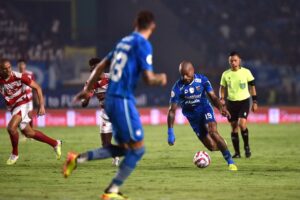 Final Championship Series : Persib Bandung Kalahkan Madura United 3-0 di Leg 1