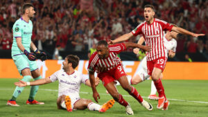 Olympiakos merayakan pesta kemenangan trofi eropa pertamanya setelah mengalahkan Fiorentina 1-0