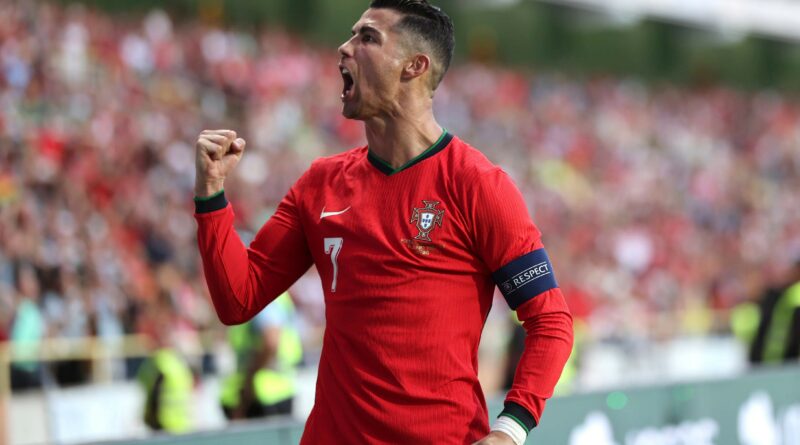 Dua gol Cristiano Ronaldo membantu Portugal meraih kemenangan di laga pemanasan Euro 2024 atas Irlandia