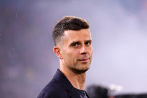 Thiago Motta menandatangani kontrak 3 tahun untuk melatih Juventus. Dia menggantikan Massimiliano Allegri yang dipecat