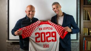 Benjamin Sesko menandatangani perpanjangan kontrak satu tahun untuk bertahan di RB Leipzig hingga 2029 meskipun ada ketertarikan dari Arsenal dan Chelsea