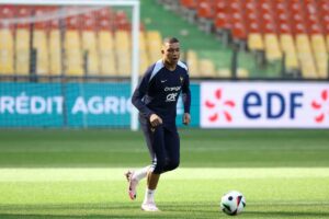 Kylian Mbappe absen latihan karena sakit menjelang laga pembuka Prancis di Euro 2024