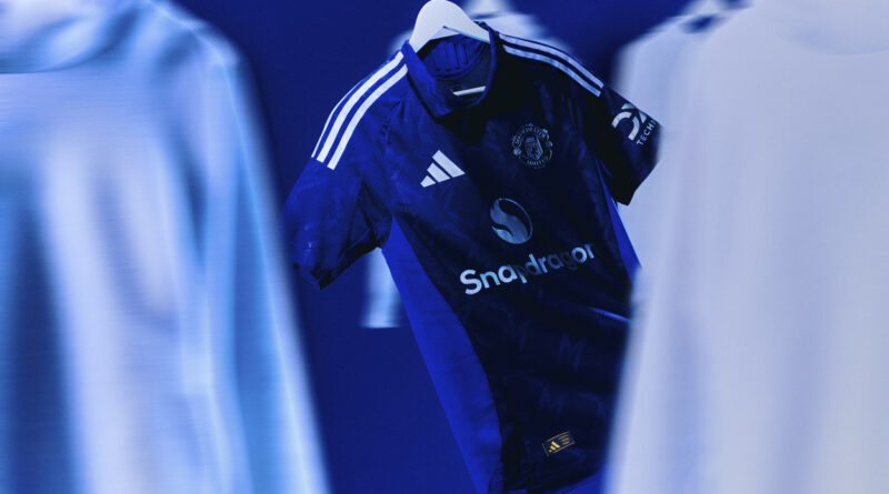 Manchester United meluncurkan seragam tandang berwarna biru tua yang terinspirasi dari era 90-an