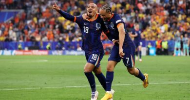 Belanda berhasil mengalahkan Rumania 3-0 untuk mencapai perempat final Euro pertama dalam 16 tahun terakhir